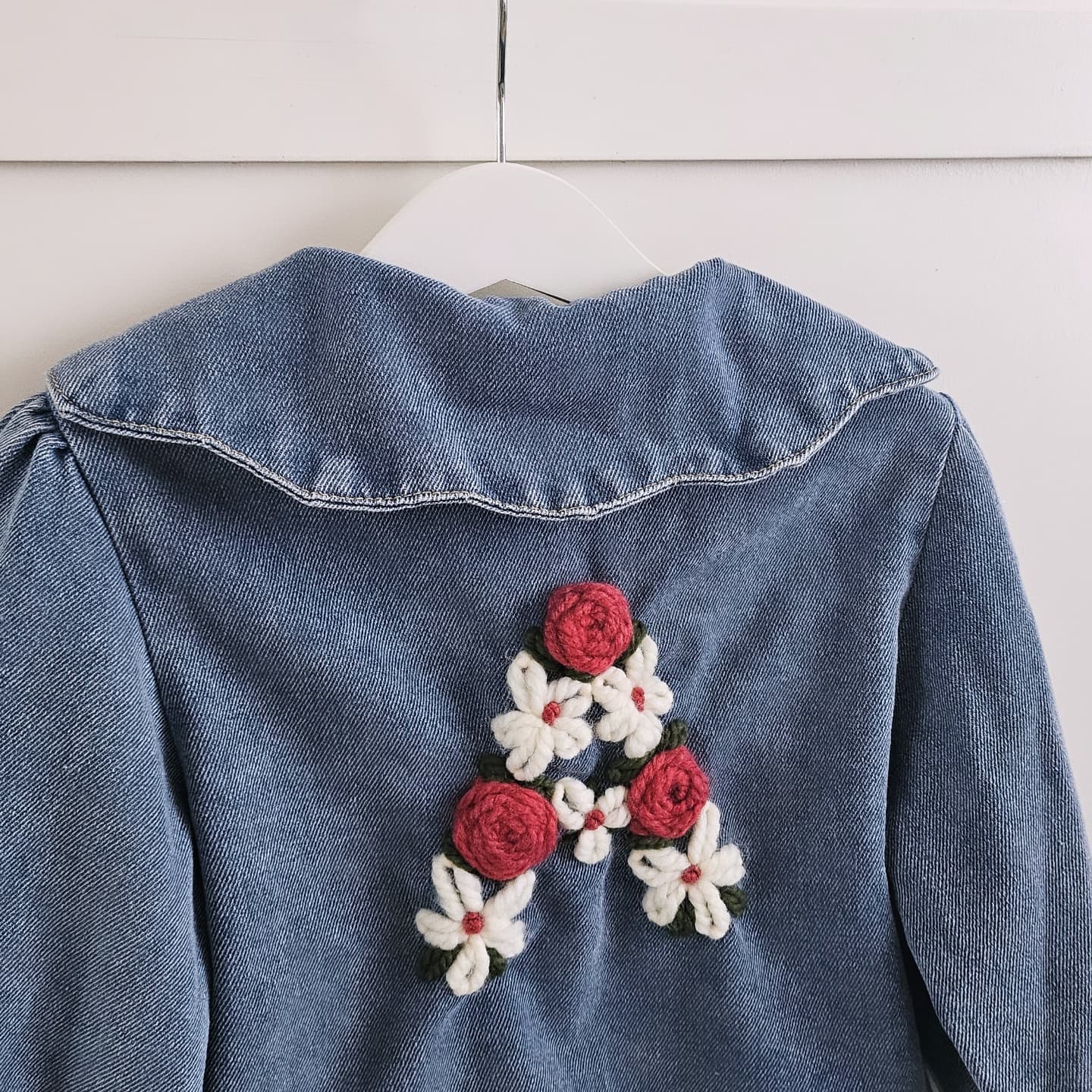 Handgeborduurde denim jas voor kinderen — Flowers & Threads