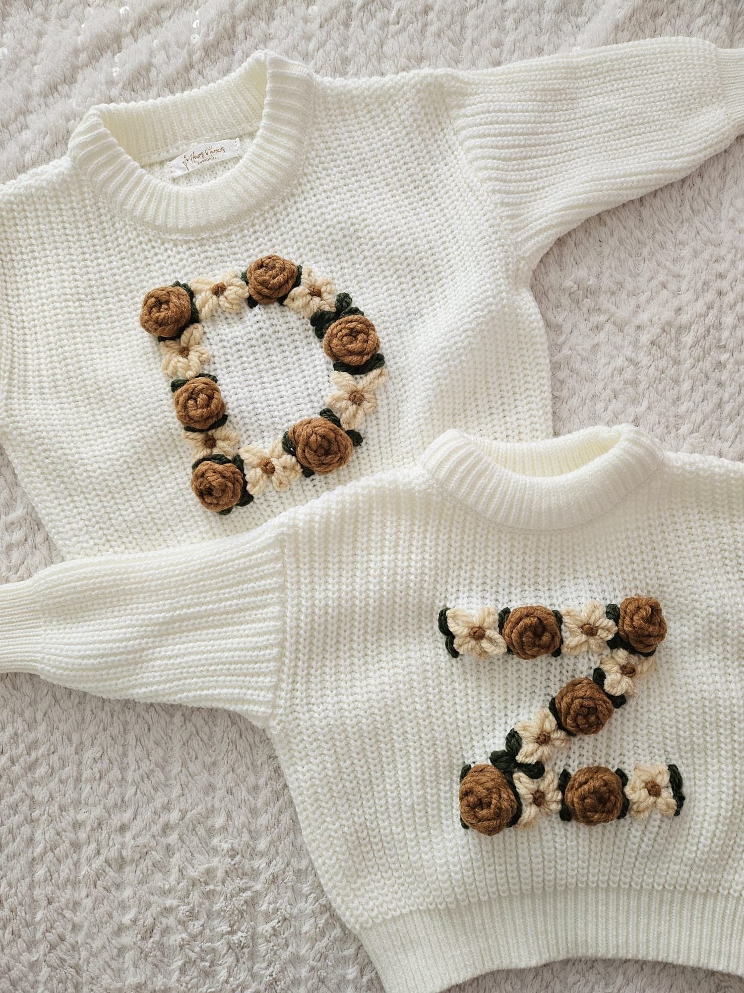 Gepersonaliseerde handgebreide sweater — Flowers & Threads