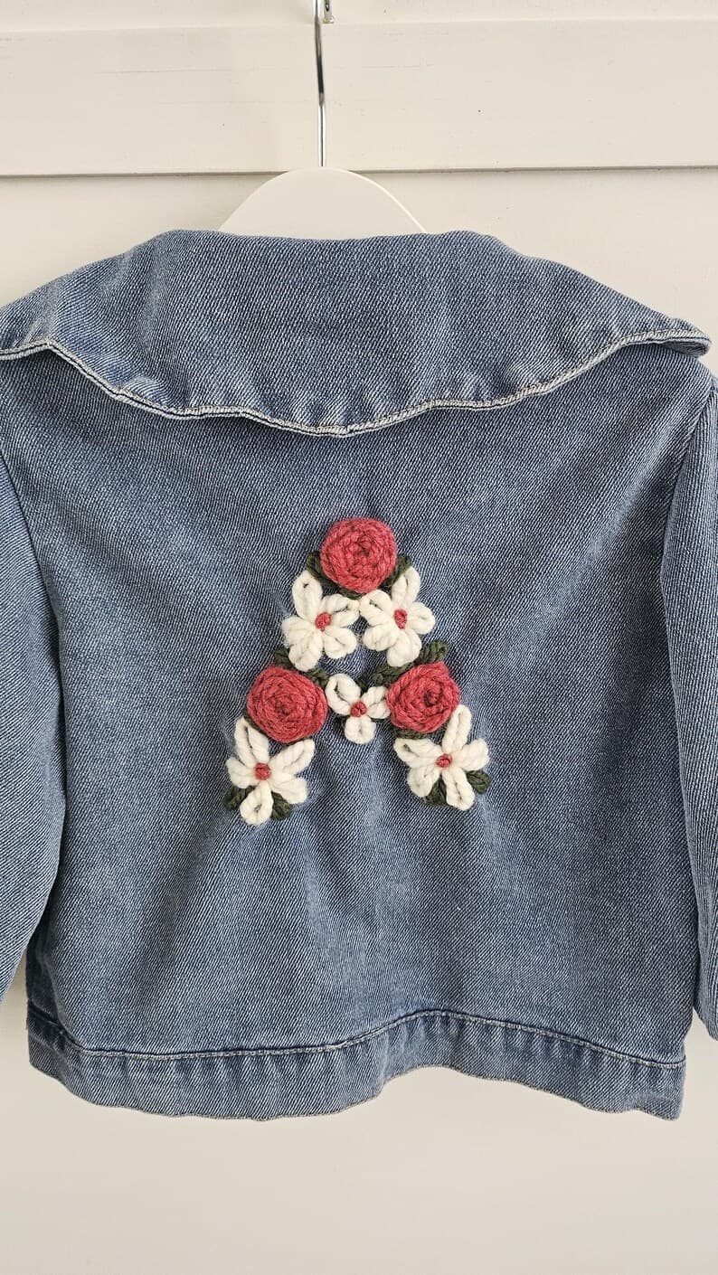 Achterkant denim jas met bloemenkroon borduurwerk