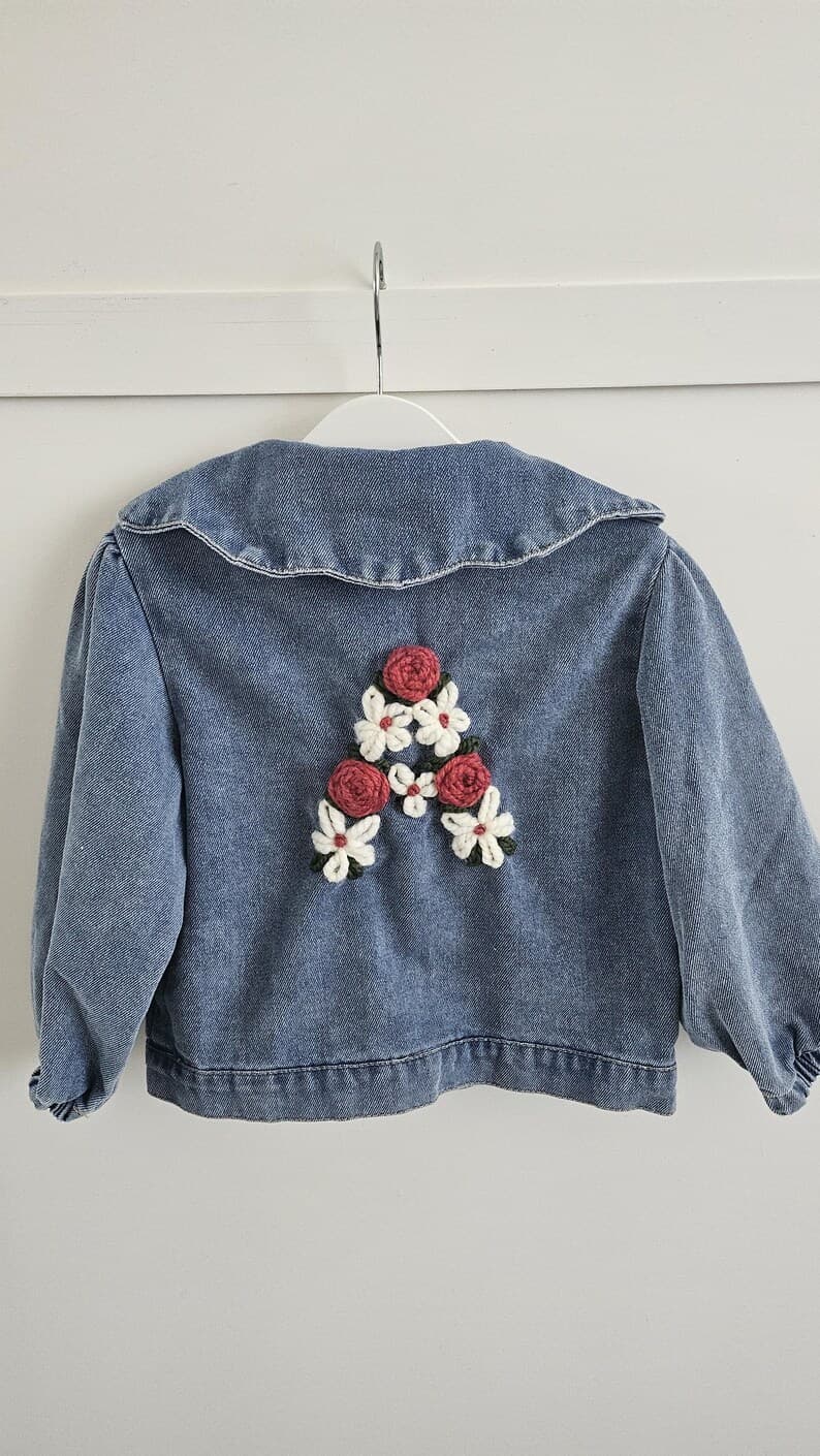 Bovenaanzicht denim jas met bloemenmotief — @flowersand_threads