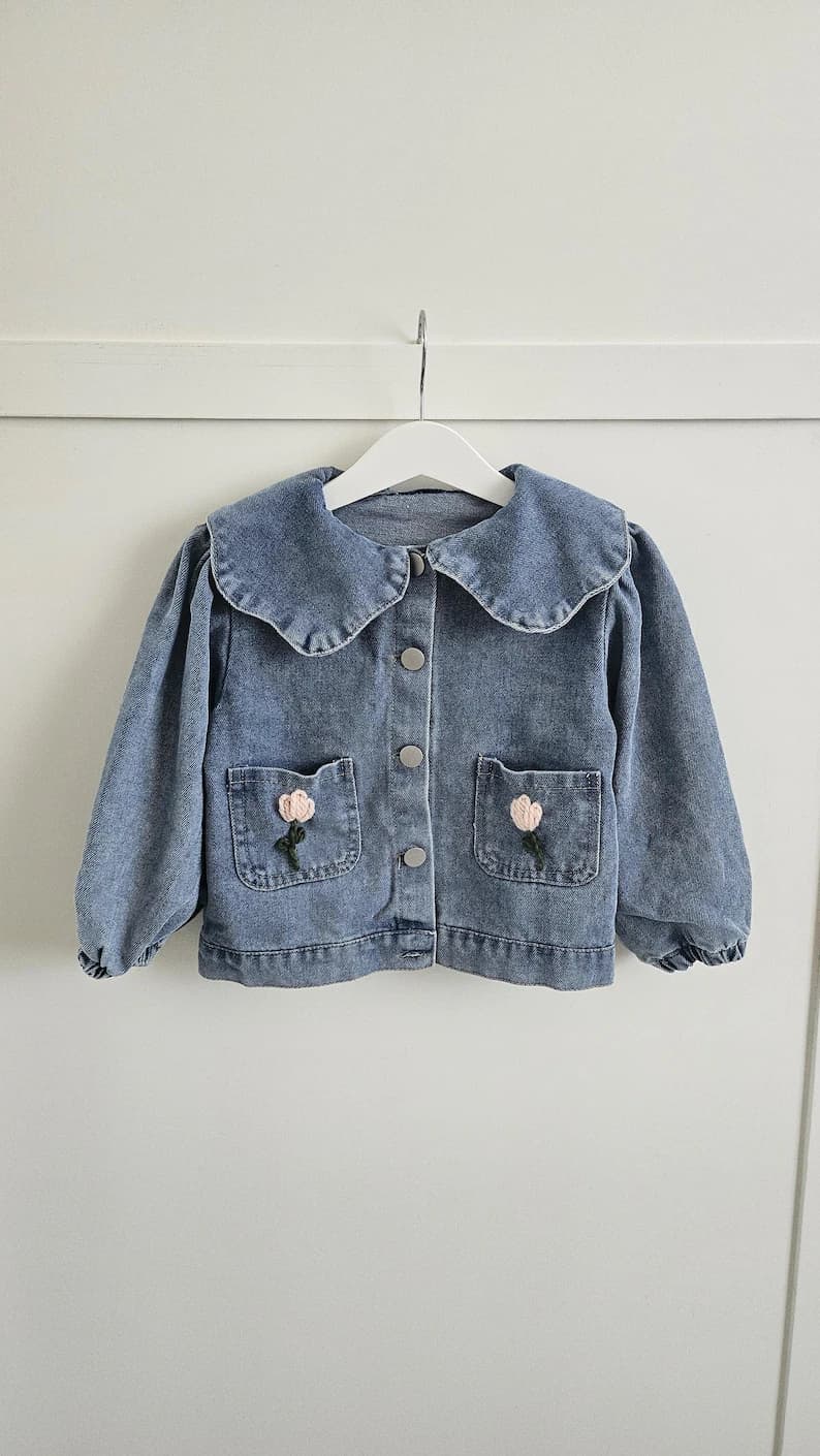 Denim jas met roze bloemen op de zakken