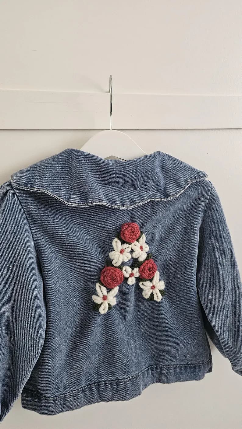 Handgeborduurde denim jas met letter A in bloemen